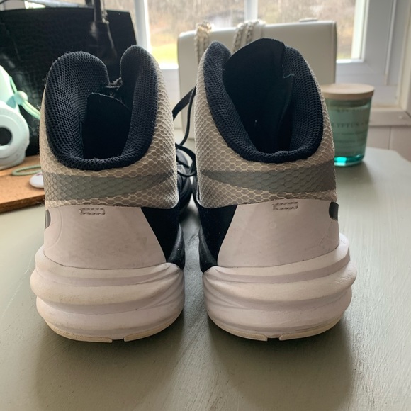 nike men’s basketball shoes - Picture 4 of 6